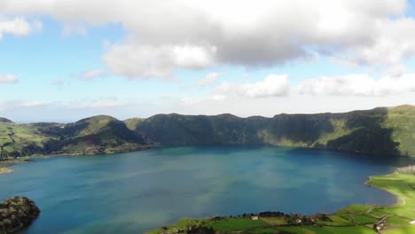 vista panorámica de la laguna azul en sete cidades, ponta delgada, azores - volar hacia adelante antena