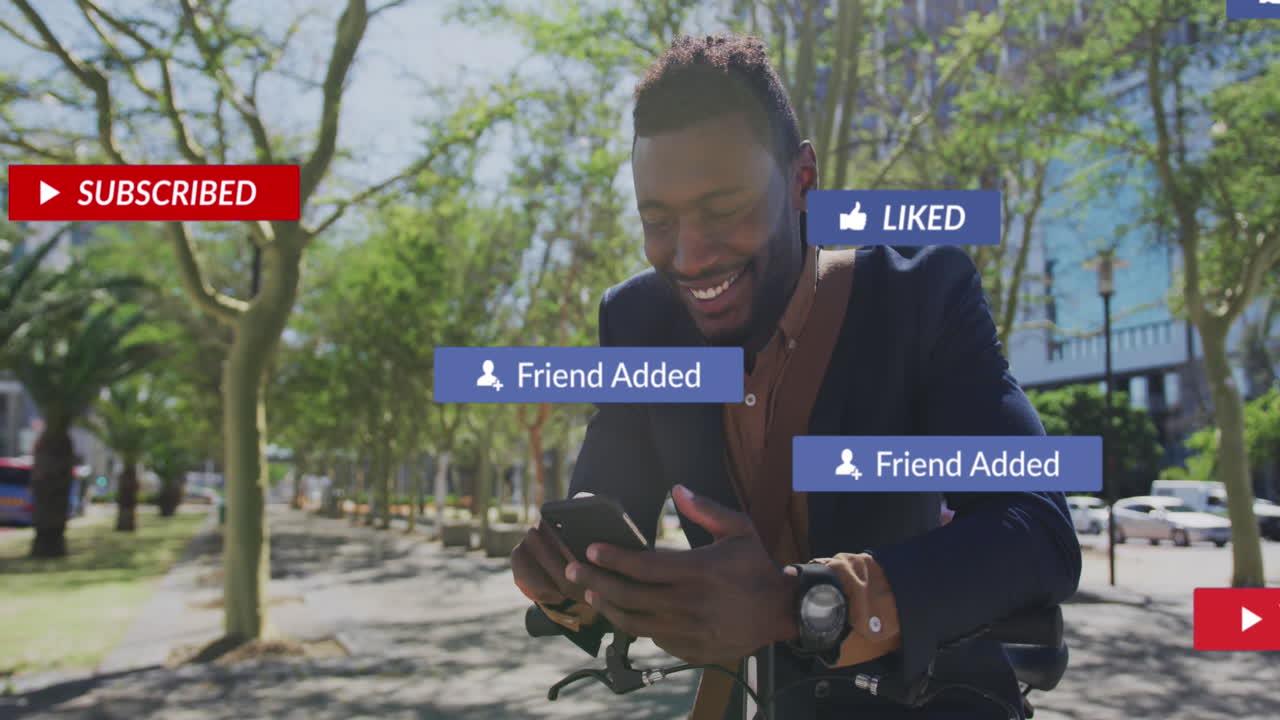 animación de etiquetas de notificación sobre un hombre afroamericano sonriente en bicicleta usando un teléfono celular