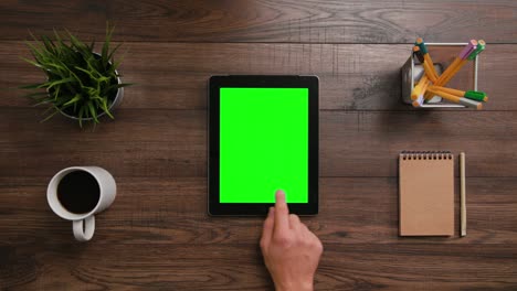 un dedo desplazándose en la pantalla táctil verde