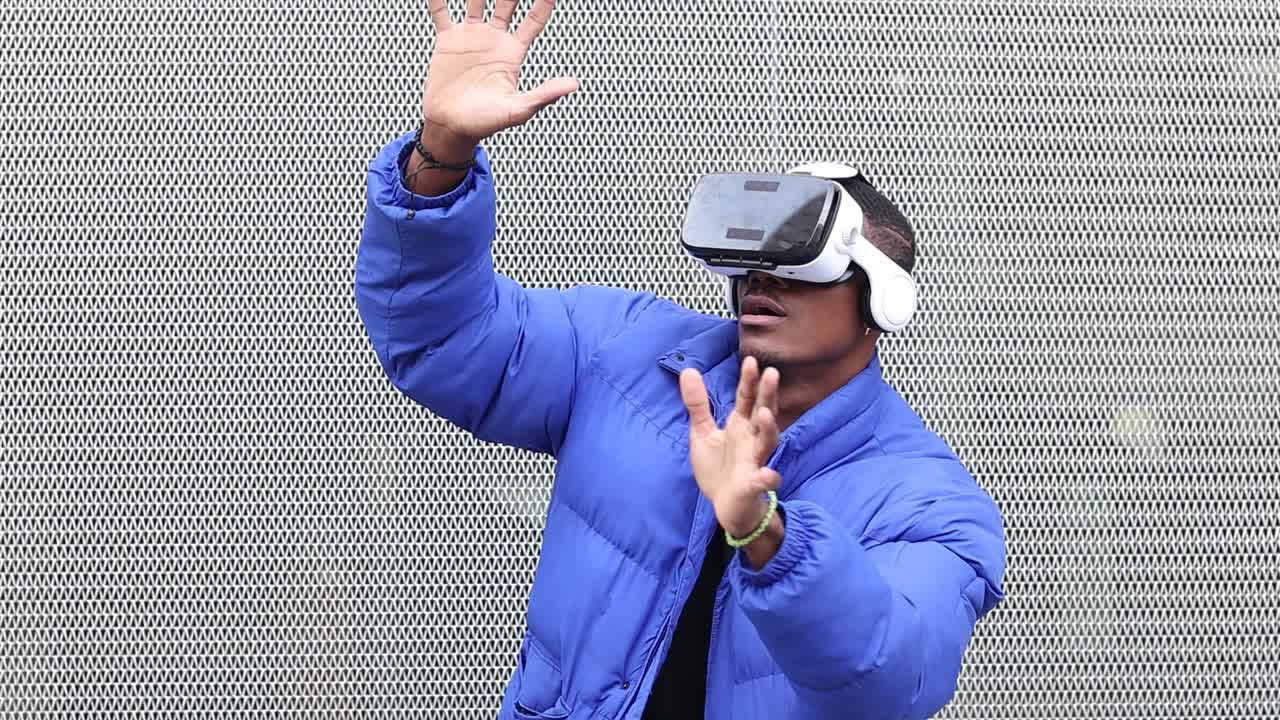 hombre negro experimentando la realidad virtual en la ciudad