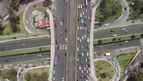 vista aérea superior del atasco de tráfico sobre un cruce de carreteras