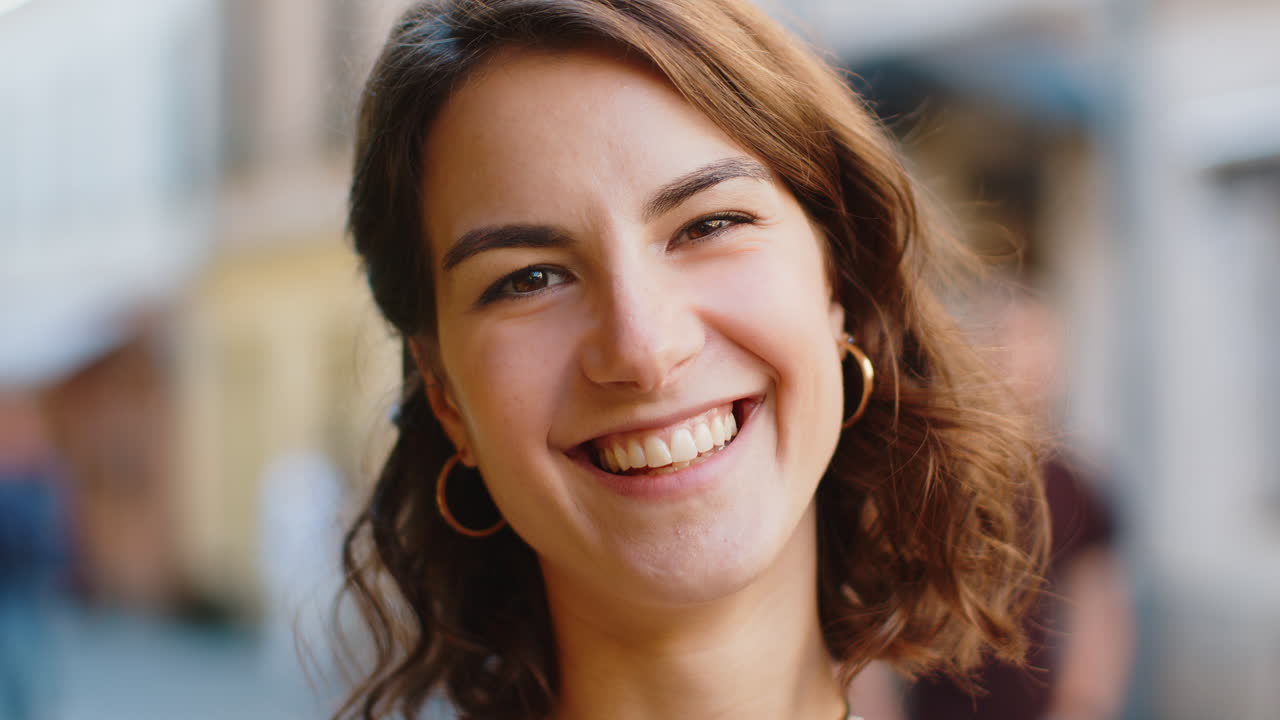 feliz mujer joven sonriendo mirando lejos soñando descansando buenas noticias sentirse satisfecho en la calle de la ciudad