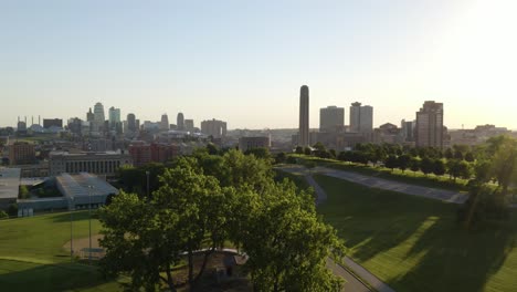 Toma-Aérea-De-Establecimiento-De-La-Ciudad-De-Kansas,-Missouri-Hermoso-Día-De-Verano-Llamarada-Solar