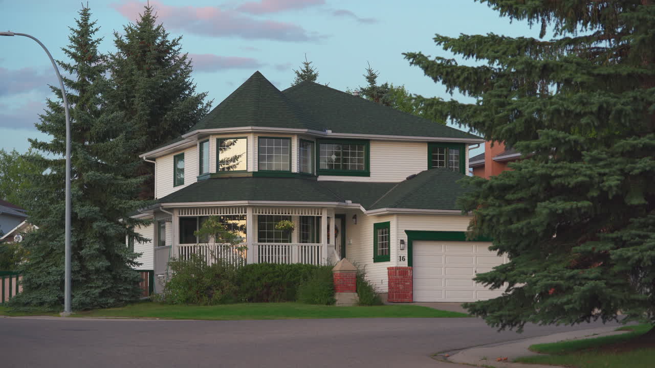 casa de dois andares em uma bela comunidade no final do dia em calgary, alberta, canadá
