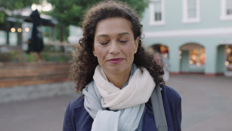 Retrato-En-Cámara-Lenta-De-Una-Hermosa-Mujer-De-Raza-Mixta-Que-Viaja-Al-Trabajo-Mirando-La-Cámara-Sonriendo-Confiada-Usando-Una-Bufanda-Blanca