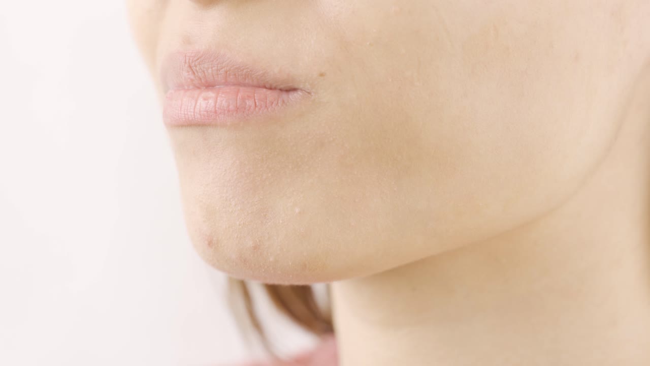 mujer comiendo kiwi seco en primer plano. frutas secas.
