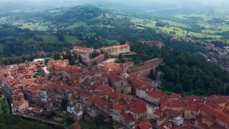 Vista-Aérea-De-Los-Tejados-Rojos-De-Los-Edificios-De-La-Comuna-De-Vicoforte.