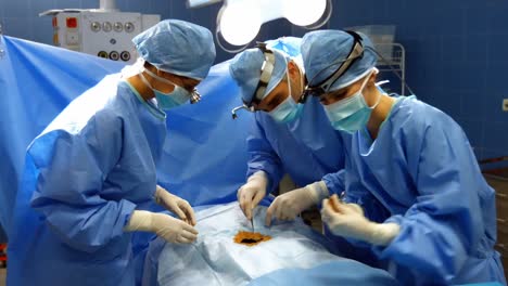 Surgeons-performing-operation-in-operation-room