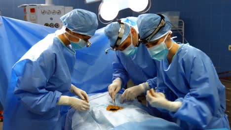 cirujanos que realizan una operación en la sala de operaciones