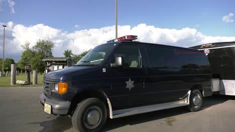 Vehículo-Policial-Estacionado-En-El-Lugar-Investigando