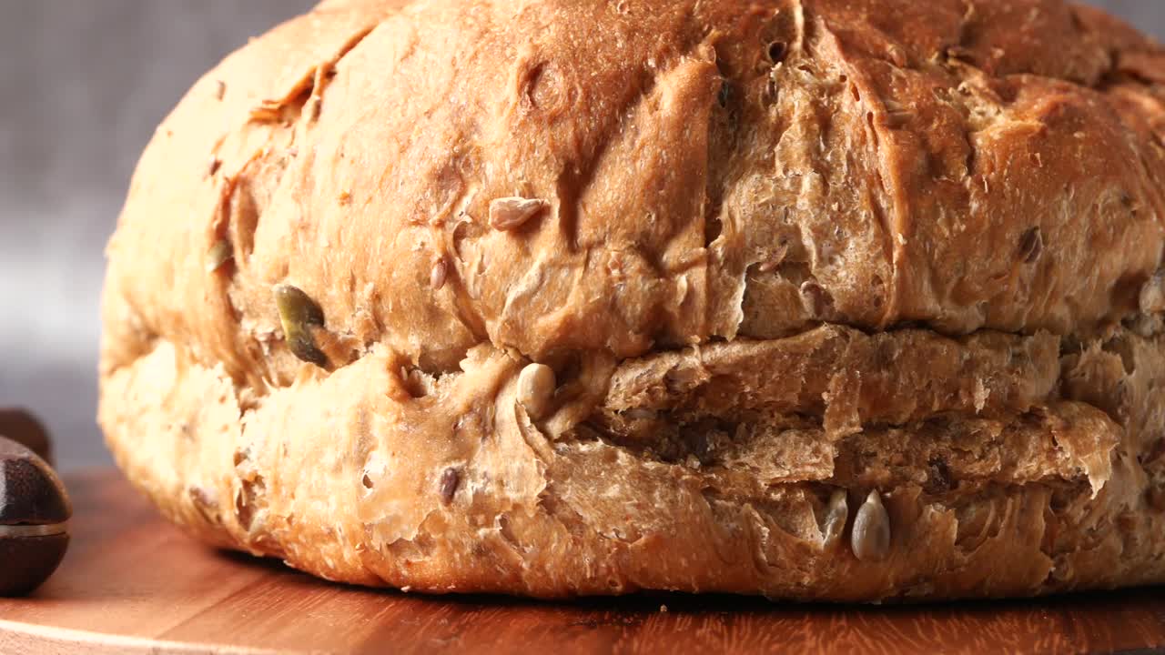 cerca de un delicioso pan con semillas en una tabla de madera