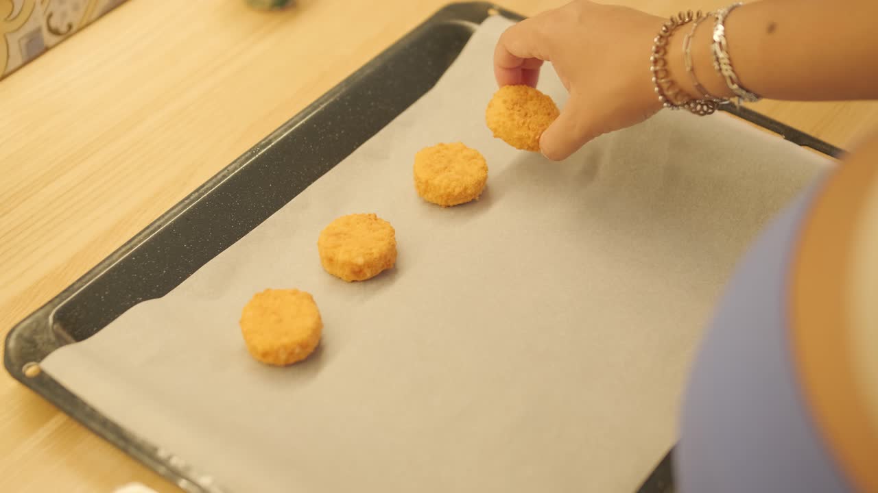 Una donna incinta che si gode la sua routine quotidiana a casa, rilassandosi in salotto e mangiando in cucina. La scena evidenzia comfort, maternità e momenti di cura di sé in un ambiente accogliente
