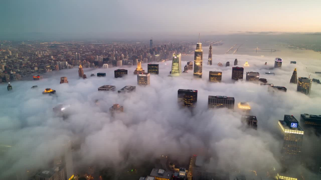 Banco di nebbia in movimento che avanza dall'orizzonte sopra i grattacieli del centro al crepuscolo, riempiendo strade e parco.