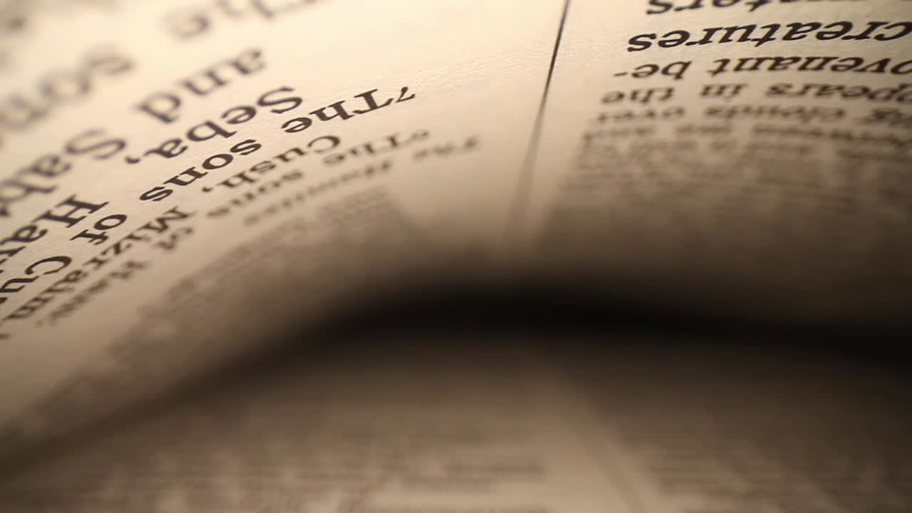 moviéndose lateralmente a través de un libro de izquierda a derecha, páginas en la parte superior - inferior del marco a medida que pasa hacia el final