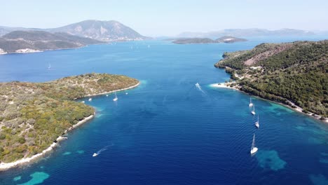 希臘利夫卡達 (lefkada) 靠近尼德里 (nidri) 和梅加尼西 (meganisi) 的愛奧尼亞群島 (ionian islands) 的船隻 - - 從空中