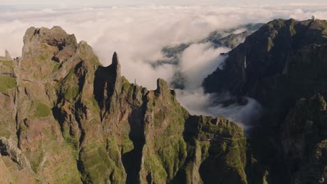 Drohnenflug-über-Die-Berge-Auf-Madeira,-Portugal