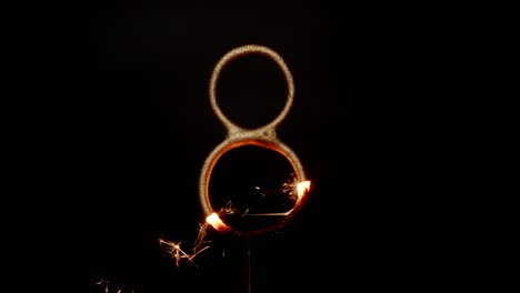 de cerca, los fuegos artificiales en llamas número ocho.