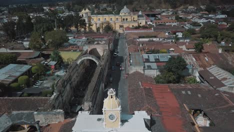 sobrevuelo aéreo de drones arco de santa catalina e iglesia de la merced en ciudad colonial antigua guatemala