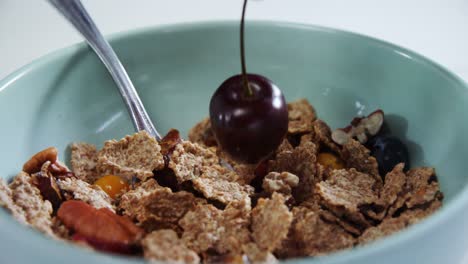 Bowl-of-wheat-flakes-with-blueberry-4k