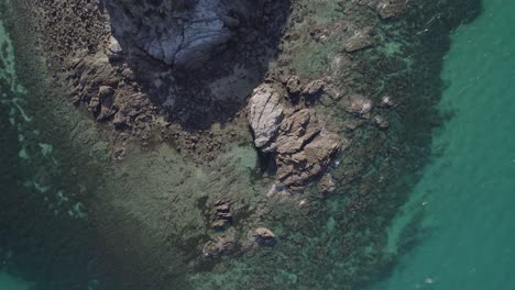 Vista-Aérea-De-Las-Rocas-Del-Pasaje-Cerca-De-La-Isla-Central-En-Keppels,-Gran-Barrera-De-Coral,-Costa-De-Capricornio,-Qld-Australia