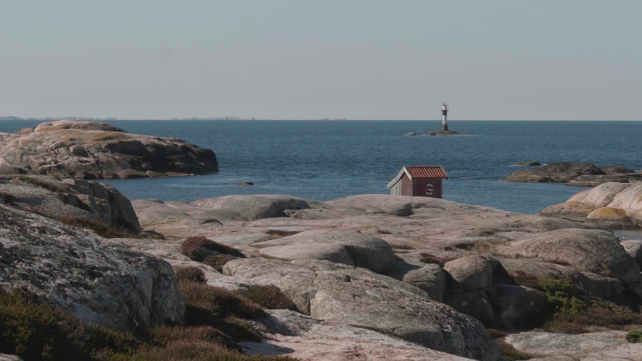 해안  ⁇ 시 오두막 은 바위 절벽 에 자리 잡고 있으며, 바다 와 등대 를 내려다볼 수 있다