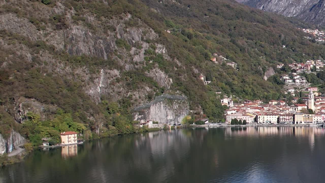 Splendida vista aerea delle Alpi italiane vicino a un lago sereno