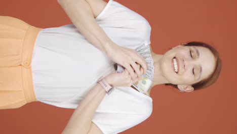 video vertical de la mujer que ama el dinero.