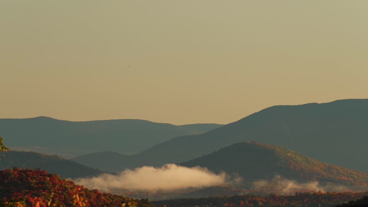 뉴잉글랜드에서 해가 뜨는 동안 산 계곡에서 흐르는 안개