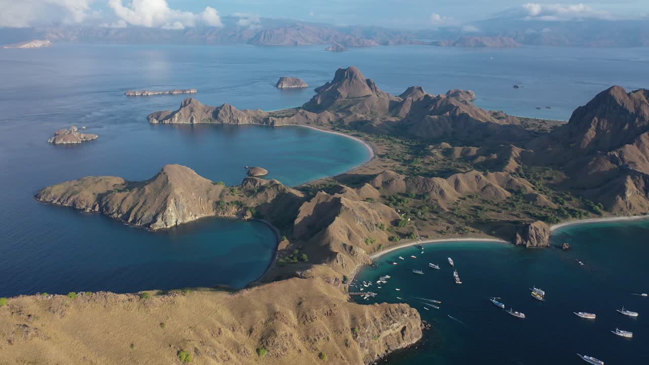 vista aérea de la isla de padar, parque nacional de komodo, indonesia