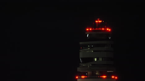 torre del aeropuerto por la noche supervisando el despegue