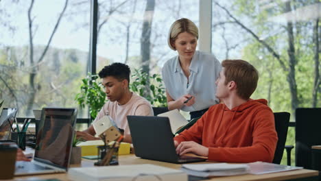 woman expert helping interns work place. corporate mentor training young worker