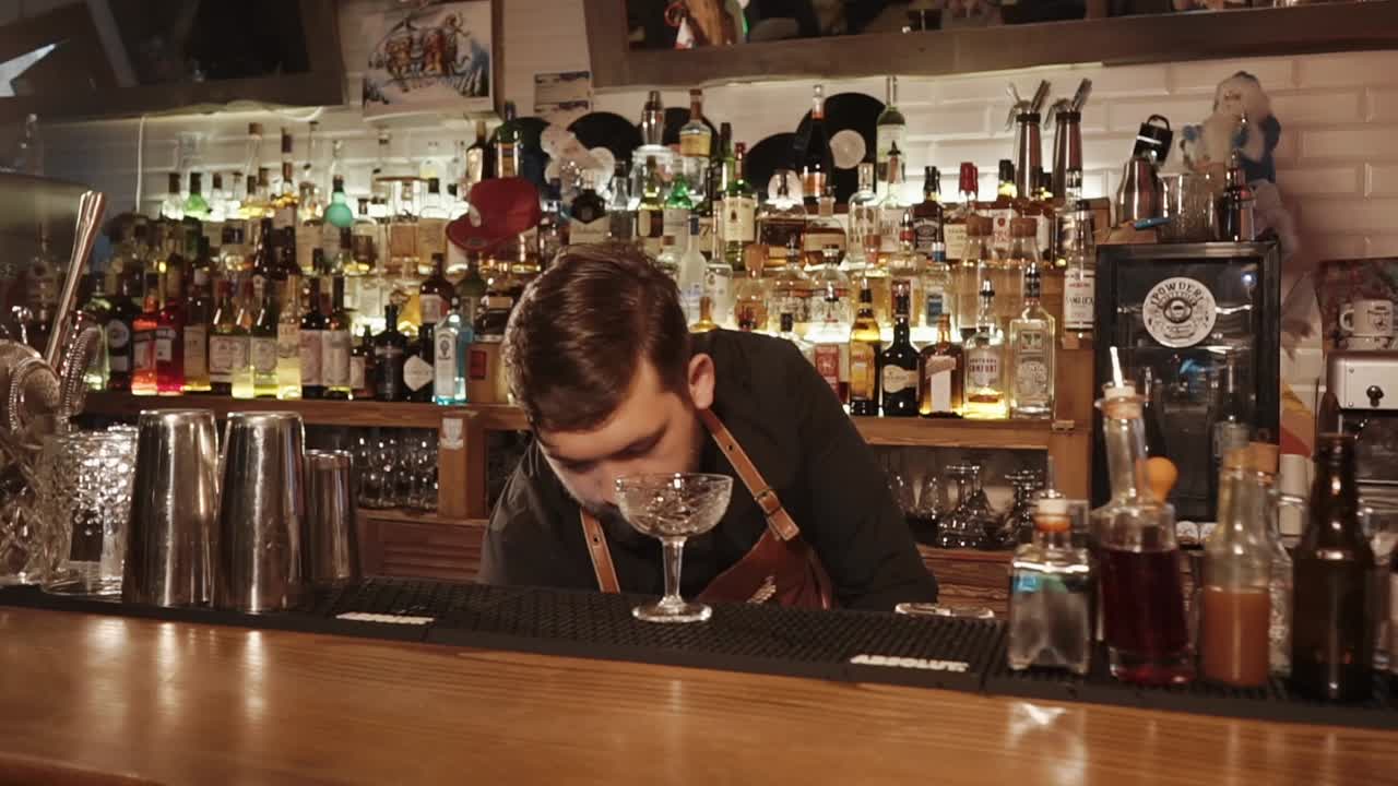 un camarero preparando cócteles en un bar