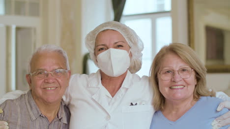 vista frontal del médico abrazando a un paciente anciano después de la vacunación