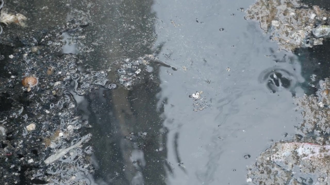 Verontreinigd afvalwater dat over een vervuild oppervlak stroomt