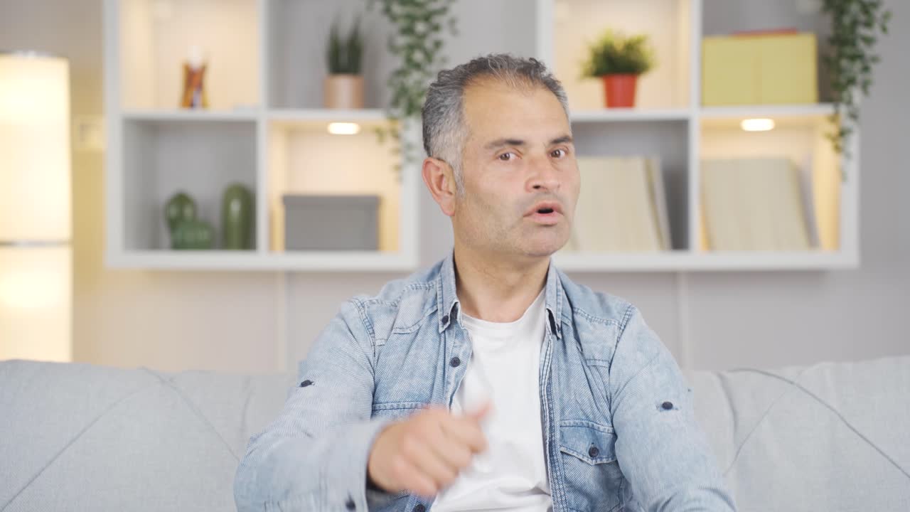 그가 들은 뉴스를 좋아하고 승인한 사람.