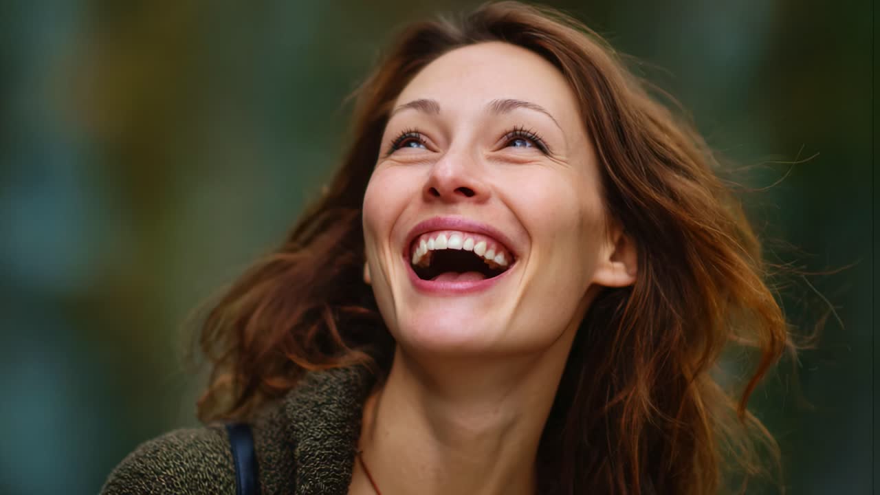 Donna gioiosa che ride all'aperto, che irradia felicità e positività con un sorriso caloroso, circondata da uno sfondo naturale in un'atmosfera luminosa e allegra