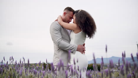 al aire libre, abrazo y pareja con celebración