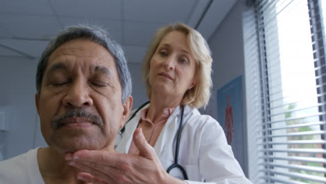 fisioterapeuta en el trabajo en un hospital