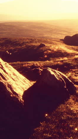 ein atemberaubender sonnenuntergang über einer berglandschaft