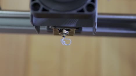 Testen-Der-Hot-End--Und-Extrude-Funktion-Auf-Einem-Drucker,-Um-Sicherzustellen,-Dass-Sie-Wie-Vorgesehen-Funktioniert