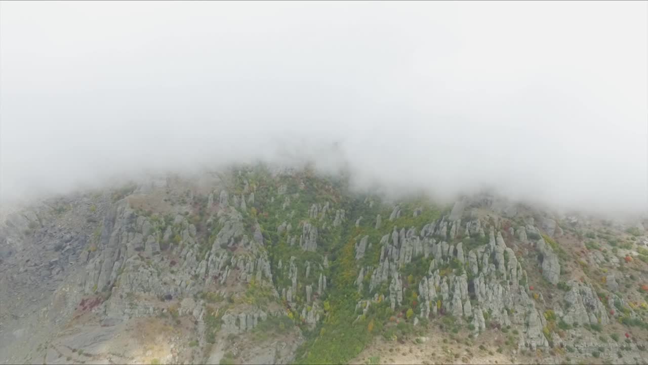 las cimas de las montañas brumosas