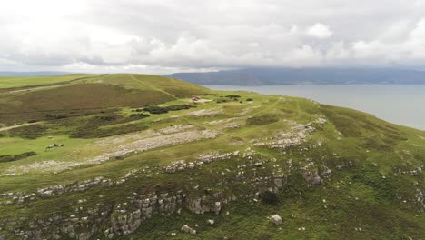 Vista-Aérea-Volando-Sobre-Gran-Orme-Llandudno-Montaña-Valle-Paisaje-Rural-órbita-Derecha