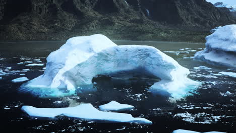 Lago-Islandia-Con-Glaciares-Que-Se-Derriten