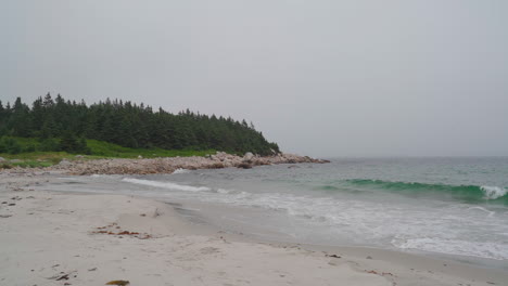 Día-Nublado-En-Una-Playa-De-La-Costa-Este-En-Nueva-Escocia,-Canadá-Durante-Los-Meses-De-Otoño-1