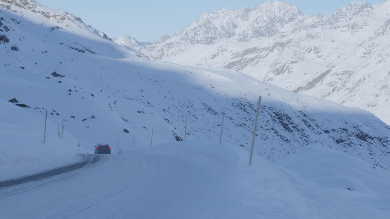 미끄럽고 눈 덮인 산길을 달리는 차들, 화창하고 겨울날 - 팬 뷰