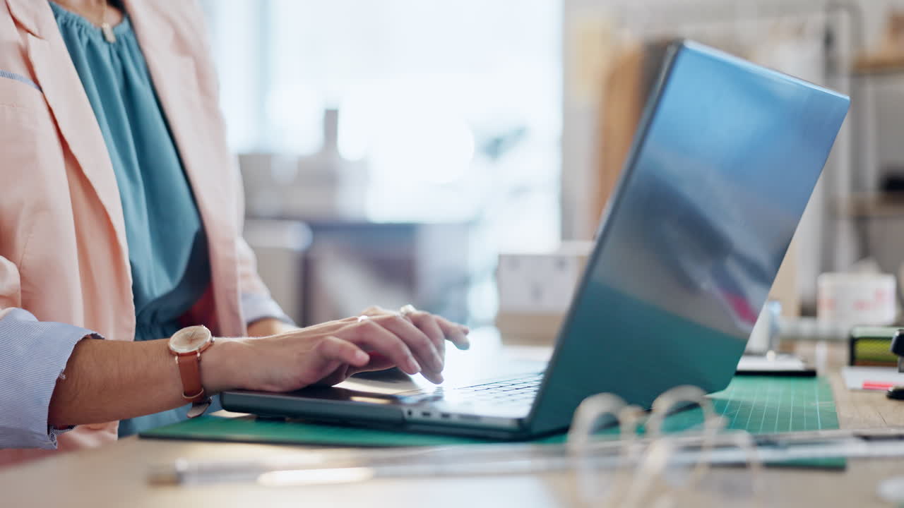 손, 노트북과 타이핑하는 여성의 클로즈업