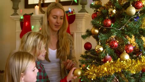 Familie-Zu-Hause-Zur-Weihnachtszeit