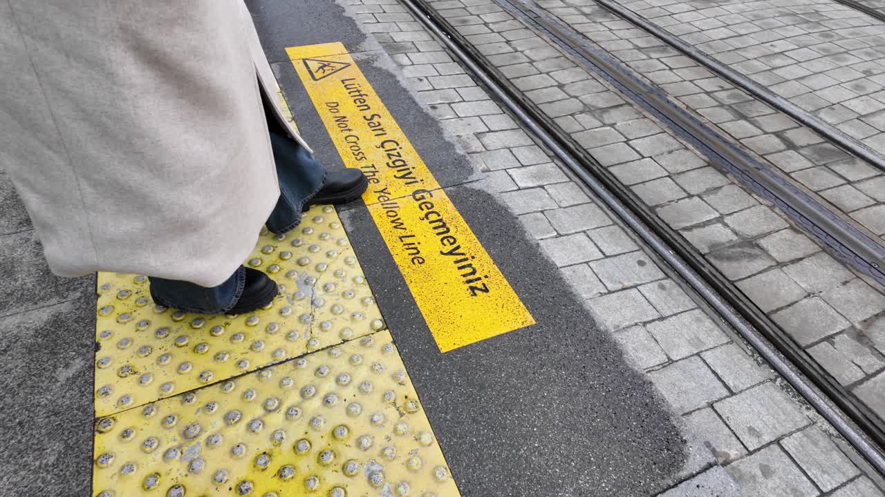 Segnale di avvertimento alla fermata del tram