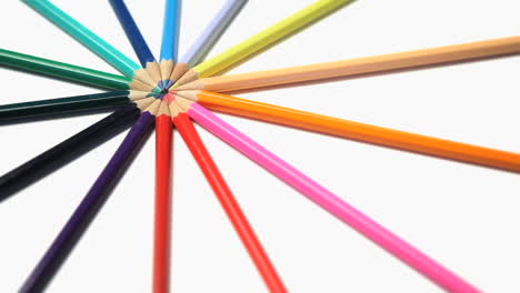 lápices de color unidos en su parte superior girando