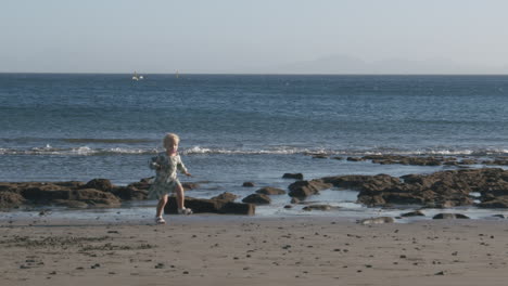 Kleines-Mädchen-Läuft-Am-Meer